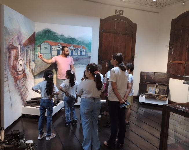 api-modulos/fotos/img/galeria_cat_culturais_490/490/13856/VISITA GUIADA POR YURI BATISTA, ESCOLA MUNICIPAL ELVIRA XAVIER DE MELO, PROF. ANGÉLICA, 16.09.2026 (7).jpg